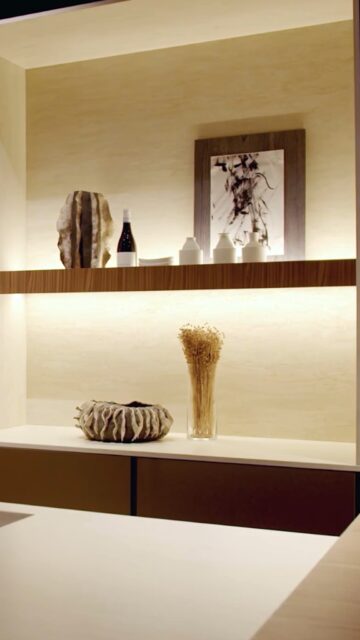 Ogni progetto insegna qualcosa.
Alcuni ti mettono alla prova, altri ti ricordano quanto contano le proporzioni.

Con Maistri, è questione di equilibrio.
Linee che dialogano tra precisione e leggerezza,
materiali che impongono coerenza e rispetto del dettaglio.

Ti costringe a fermarti, a cercare l’armonia senza perdere autenticità.

È un equilibrio che si costruisce nelle mani, nei tempi, nei dettagli.
E ogni volta, lascia qualcosa di nuovo nel nostro modo di vedere lo spazio.

Venti – Living Extraordinary
📍 Brescia – Viale Venezia, 90
📍 Vicenza – Via Leonardo da Vinci, 48