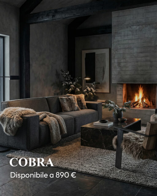 Ci sono divani che diventano una parentesi nella giornata.
E poi ci sono quelli che diventano un luogo.

Uno spazio che ti accoglie senza fare rumore,
che sta nella casa con naturalezza
e cambia insieme al modo in cui vivi.

Cobra fa proprio questo.
Si lascia interpretare: moderno, caldo, minimale, materico.
Resta sempre lui, ma ogni ambiente gli dà un accento diverso.

Nel carosello ne trovi due:
•⁠ ⁠Il lineare, due posti. Essenziale, proporzionato, perfetto dove serve equilibrio. 890 €
•⁠ ⁠La versione con penisola. Più ampia, più rilassata, più vissuta. A partire da 890 €

Due soluzioni.
Un’unica idea di comfort.

📍 Venti – Living Extraordinary
Vicenza – Via Leonardo da Vinci, 48
Brescia – Viale Venezia, 90