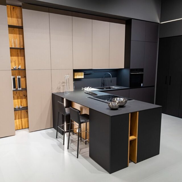 ✨ Essenzialità che diventa design

Linee pulite, volumi pieni e dettagli che fanno la differenza: questa cucina è pensata per chi ama uno stile contemporaneo, raffinato e funzionale.

🔹 Pensili a tutta altezza per uno sviluppo verticale che amplifica lo spazio e garantisce massima capienza
🔹 Top in gres spessore 2 cm: resistente, elegante e perfetto per un utilizzo quotidiano
🔹 Lavello sottotop per un effetto visivo pulito e continuo
🔹 Ante con finitura antimpronta: praticità senza rinunciare all’estetica
🔹 Pensili a giorno in legno naturale che scaldano l’ambiente e creano contrasti materici
🔹 Penisola centrale con piano operativo e zona snack integrata

Una cucina dove minimalismo e calore convivono in perfetto equilibrio.

📐 Progettata per essere vissuta, ogni giorno.

👉 Vieni a scoprirla e progettala a modo tuo nel nostro showroom.